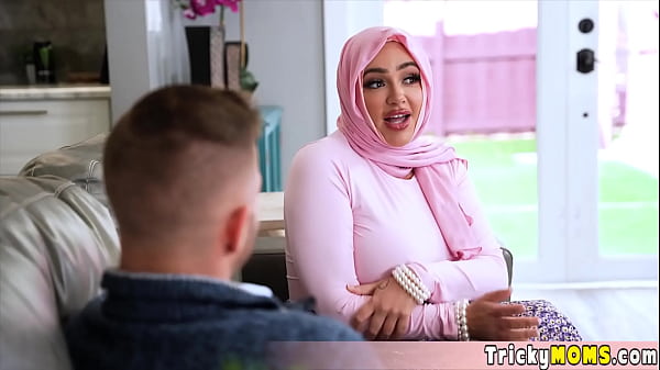 Download Video - Busty MILF in hijab hesitant to fuck but Mickey managed to persuade her into a quickie