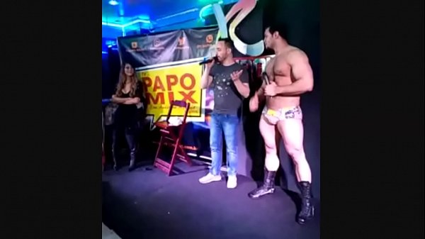 Download Video - ARQUIVO PAPOMIX - De  pau duro&comma; stripper se apresentava nos shows da NostroMondo