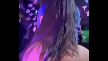 Puta gostosa rebolando de calcinha