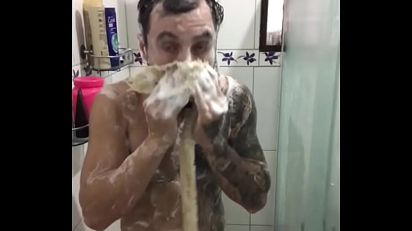 Download Video - Tomando banho Lutador de MMA Allan Guerra Gomes