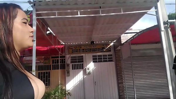 Download Video - SALGO A BUSCAR A ALGUIEN PARA FOLLAR PORQUE ESTOY EN MI CASA SOLA Y MUY CACHONDA-highlight-