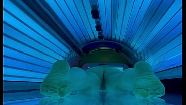 Nude Amateur in a public tanning bed Veronica Beach