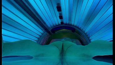 Nude Amateur in a public tanning bed Veronica Beach