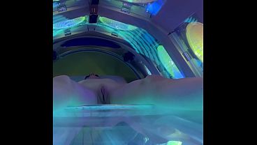 Nude Amateur in a public tanning bed Veronica Beach