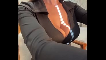 継母が大きな胸とパンティー姿で私を手招きする