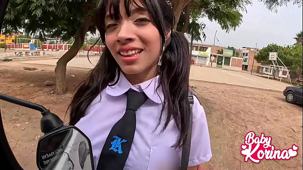 Peruvian man picks up a slutty in his mototaxi (HE SUCKS HER OUTDOORS)