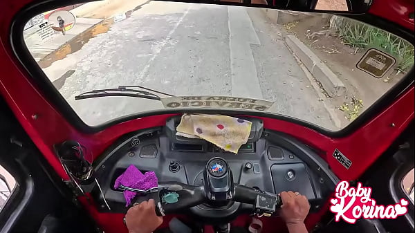 Peruvian man picks up a slutty in his mototaxi (HE SUCKS HER OUTDOORS)