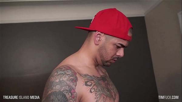 Beefy Bottom Takes Fat Raw Dick