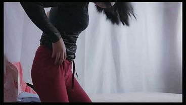 痩せていて巨乳の彼女は、ペニスに乗るのが好きだ