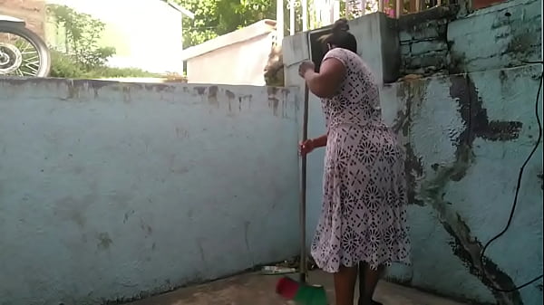 Download Video - mujer de edad mayor mientras hace oficio en la casa&comma; la interrumpe joven lesbiana con ganas de follarle el co&ntilde;o con su boca