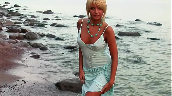 me viene a pedir dulces de halloween y la follo