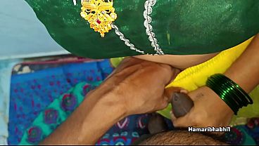 黄色いレヘンガを着たぽっちゃりしたインド人バビが、デヴァールに犬体位と宣教師体位でファックされる。大きな尻、大きなヒンディー語のうめき声。