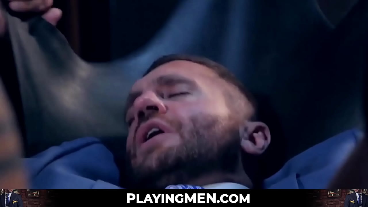 Un trozo de buen gusto chupa una polla en el agujero de la gloria antes de ser golpeado
                   anal blowjob tattoo office work reality suit classy hunk big cock big dick jacket glory hole executive businessmen office sex sex at work men in suits suit and tie suit sex muchos negros