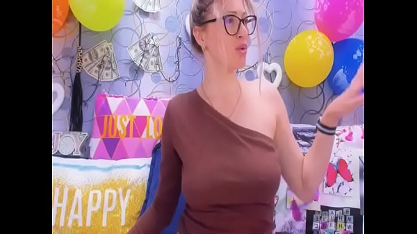 Vivacious Lady Show A Spunky Performance Live