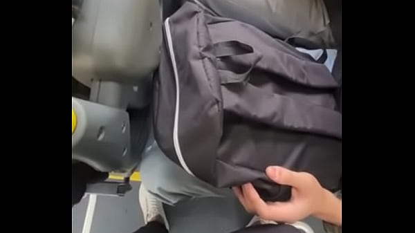 Download Video - Fiquei de pau duro cara no bus&atilde;o ficou louco querendo pegar