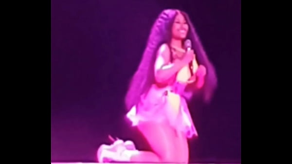 Nicki minaj nipslip live at Luxemburg