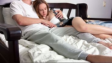 義理の妹が義理の兄のペニスに寄りかかり、予期せぬフェラチオをする