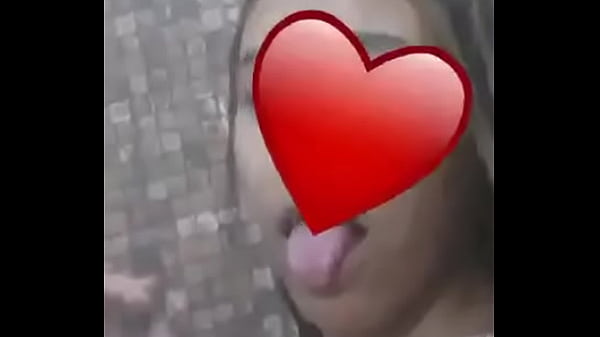 Se comentarem eu imploro pra essa gostosa mostrar as tetas pq até eu quero ver