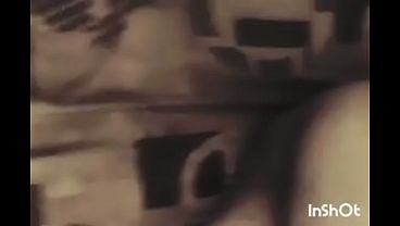 Ma demi-sœur se caresse la chatte poilue