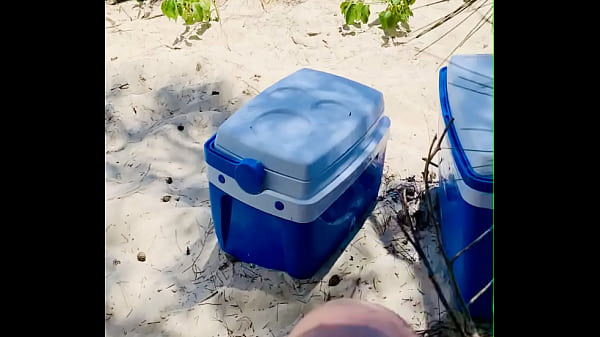 Download Video - Aquela mamadinha na praia pra n&atilde;o perder o costume de aprontar instagran &commat;mandrak&period;ari
