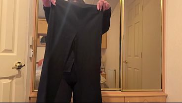 18歳の若い女性が新しい服を着替える際に、毛深いおまんこを見せてくれる