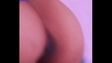 彼女はもう無理になるまで彼のペニスの上で飛び跳ね続けた。
