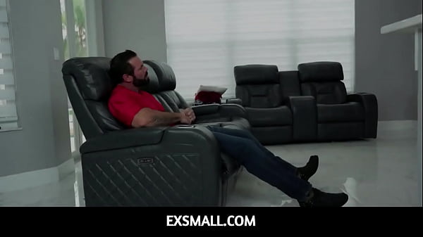 ExSmall - 小さなことが大きな混乱を引き起こす - クロエ・カプリ