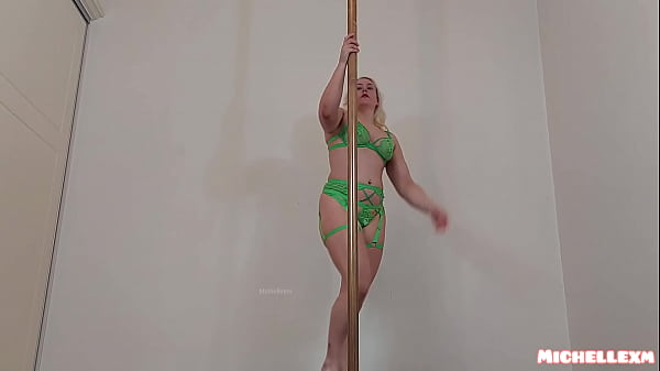 Hot blonde incredible pole dance