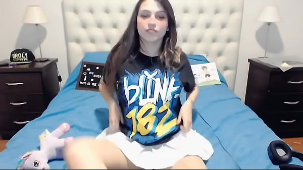 Iaaras2 tremenda puta enseña sus panties