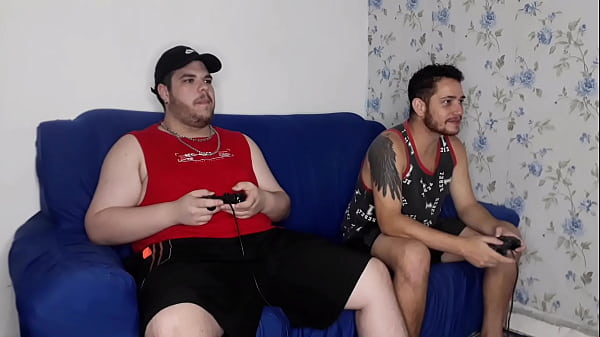 Download Video - Apostando o Cu No Video Game e o Puto Saiu Daqui Vazando Leite - Parte 1 - Tava em casa cheio de tes&atilde;o e meu amigo meu aqui jogar&comma; mas meu pau n&atilde;o abaixava