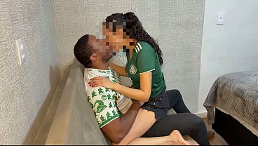 ブラジルのホットワイフがサッカー観戦中に友人と浮気 - いたずら好きな既婚女性は、巨大なペニスを持つ大きな黒人男性を見て我慢できず、夫の前で彼とセックスをした。
