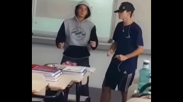 Novinhos embrazando na aula