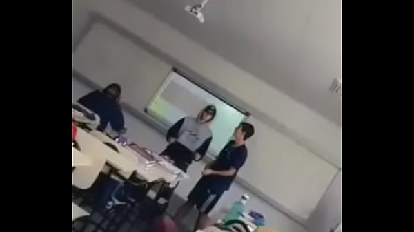 Novinhos embrazando na aula