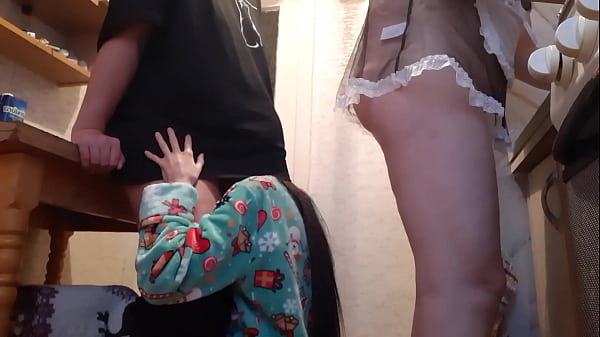 Download Video - While my housekeeper girlfriend is washing dishes&comma; I fuck her mistress in the mouth