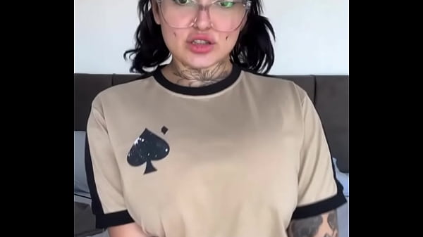 latina pah suelen com peitos gigantes balançando