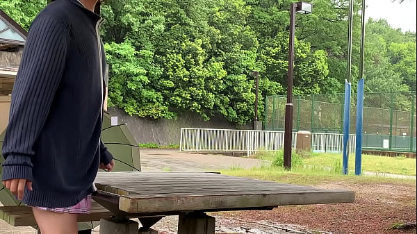 Download Video - 女装子まゆちゃんがどしゃぶりりの雨の日の誰もいない公園で全裸露出して大股開きからのオナニー
