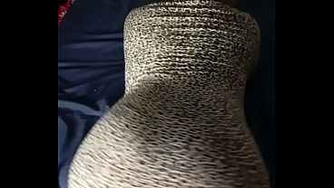 Moviendo las nalgas siendo una putita