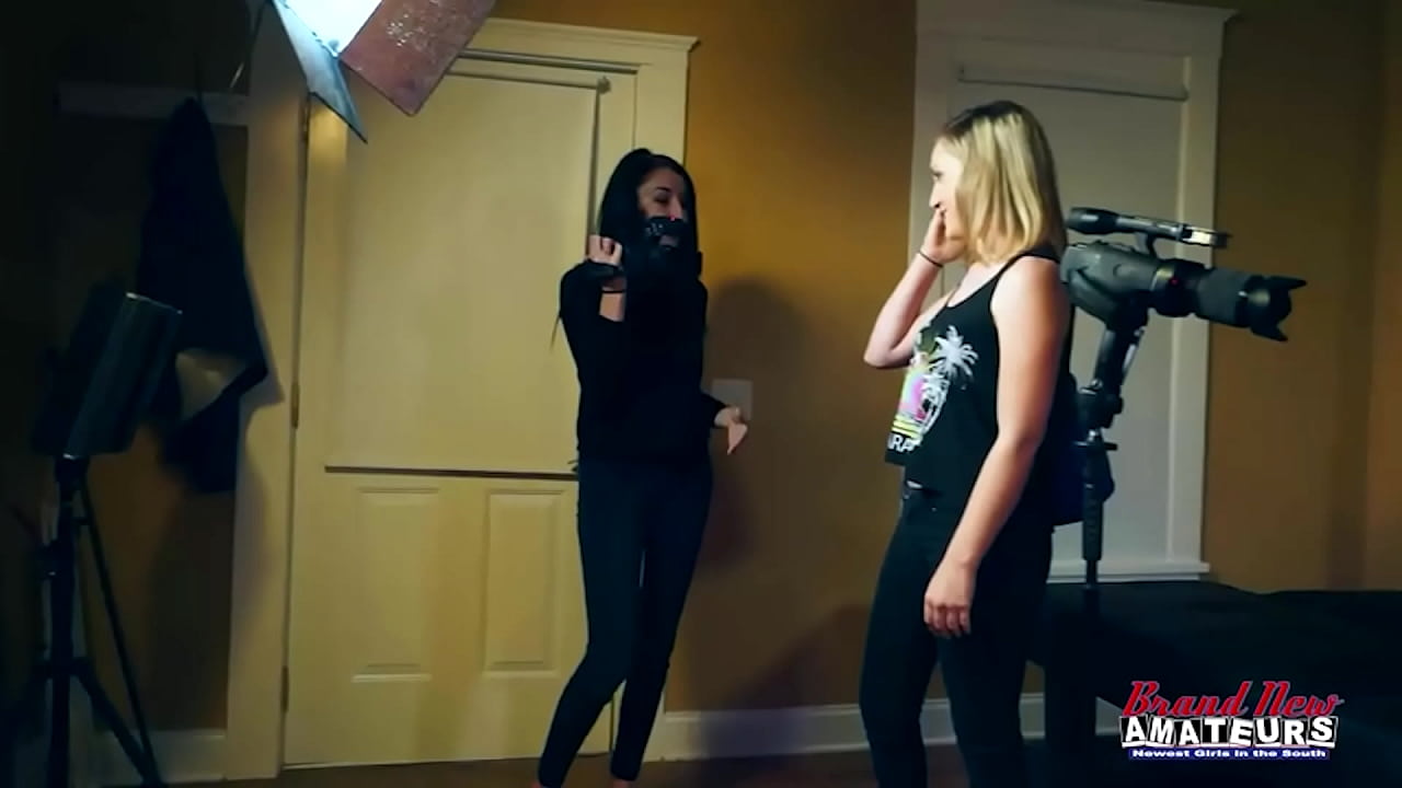 ¡La pequeña y caliente Olyssia y la pervertida Ryann se lamen el coño y comparten una polla!
                     lesbian blonde sexy petite blowjob handjob tattoo amateur POV domination cum swallowing dirty talk girl on girl shaved hair teens 18 muchos negros