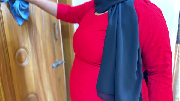 Arabian Hotel Maid Cleaning My Room & i see her huge ass & huge Boobs