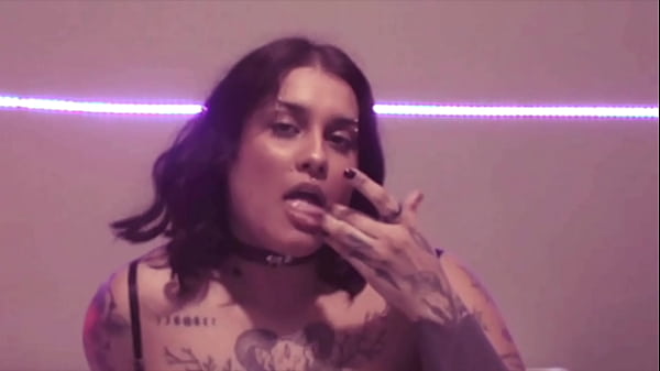 Marido enfiando grande dildo na buceta da esposa