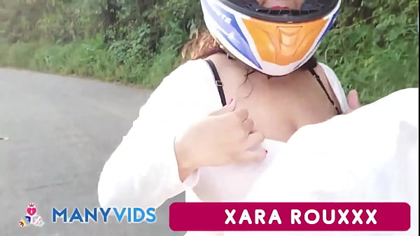 Download Video - Un Desconocido Me Lleva A Dar Un Paseo En Moto A Cambio De Mostrar Mis Tetas Mientras Conduce