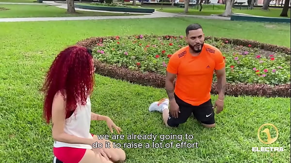 Download Video - Musculoso entrenador peruano divisa a una MILF pelirroja en el parque y se pone a hacer cardio con ella