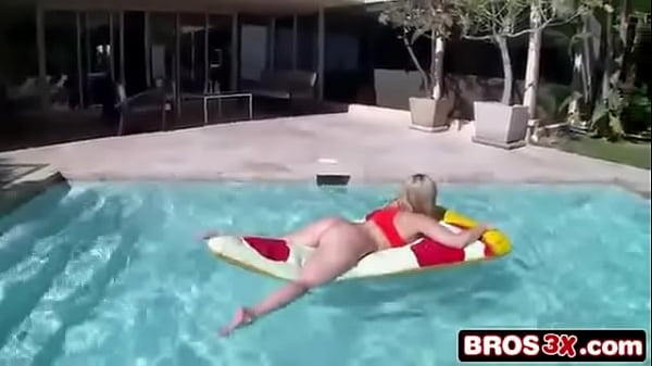 Ass Parade - Alexis Texas brings her 44 ass for a great time - Blowjob