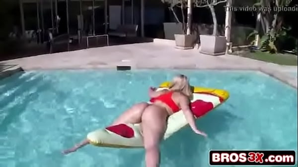 Ass Parade - Alexis Texas brings her 44 ass for a great time - Blowjob