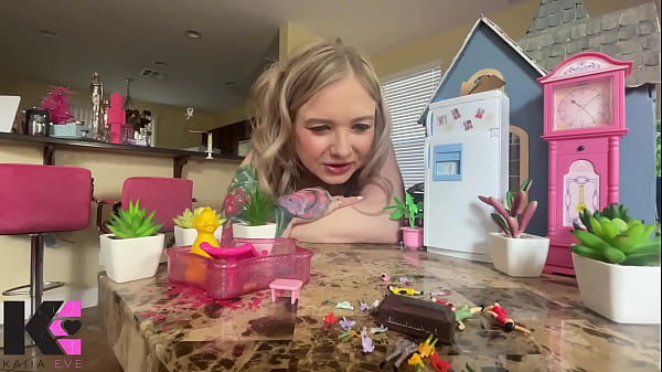 Unaware Giantess Discovers Her Taste for Screaming/Fighting Tinies