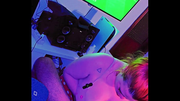 Gamer stepbrother plays PS5 and his kinky stepsister distracts him with her cock - Familly Relationship