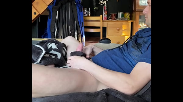 Download Video - Je me masturbe chez un ami pendant qu&rsquo;il es au travail