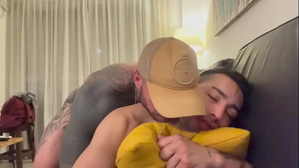 Download Video - Gigante hombre masculo y pijudo le da pija y pre&ntilde;a a full a pendejito twink - bareback - leche - big dig - big cock