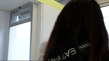 舞台裏では、トランスジェンダーの医師が非常に性欲の強い患者とセックスをする。