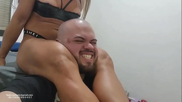 Dia de judiar de pintinho, pq esse a&iacute; ainda nem frango &eacute; ?#scissoring #headscissor